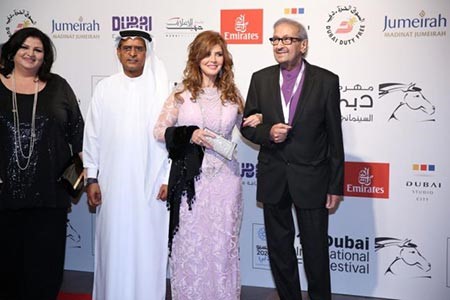 بالصور.. نحافة نور الشريف الشديدة بمهرجان دبي تجدد الحديث عن مرضه.. وميرفت امين تتحدى الزمن بفستان وردي