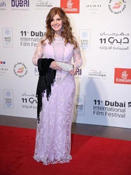 بالصور.. نحافة نور الشريف الشديدة بمهرجان دبي تجدد الحديث عن مرضه.. وميرفت امين تتحدى الزمن بفستان وردي