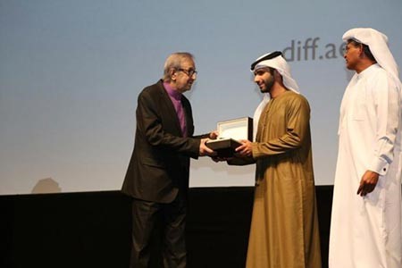 بالصور.. نحافة نور الشريف الشديدة بمهرجان دبي تجدد الحديث عن مرضه.. وميرفت امين تتحدى الزمن بفستان وردي