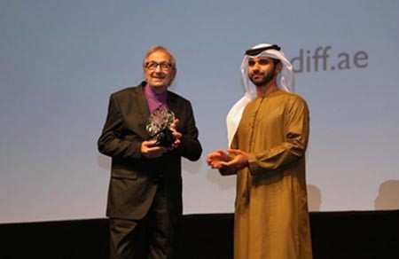 بالصور.. نحافة نور الشريف الشديدة بمهرجان دبي تجدد الحديث عن مرضه.. وميرفت امين تتحدى الزمن بفستان وردي