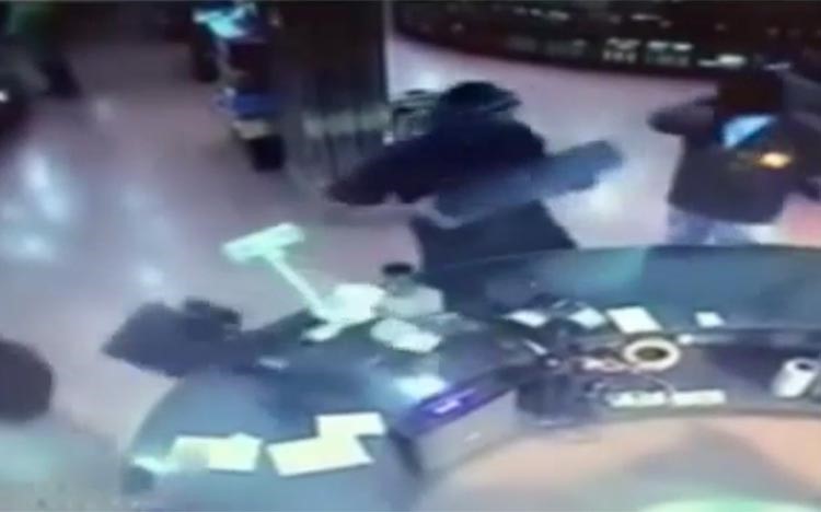بالفيديو.. عصابة تسطو على محل تجاري في السعودية 