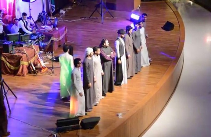 بالفيديو.. عرض أزياء رجالي وسط صيحات الفتيات في جدة 