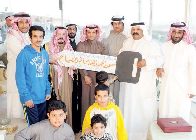  السعيدي والعنزي وحمدان المطيري يسلمون مفتاح السيارة 