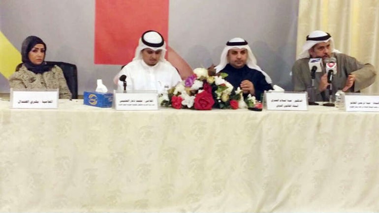 من اليمين عبدالرحمن الغانم ودعبدالسلام العنزي ومحمد العتيبي وبشرى الهندال خلال الندوة