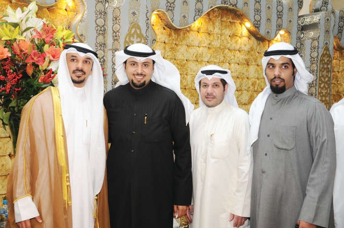 حجي التويم وحبيب ابا العريف وفارس الدواي وشقيق المعرس فهد الكعمي﻿