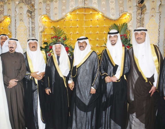 سعود القفيدي وخالد النمشان وسعود البغيلي يباركون للمعرس ووالده سماح الكعمي وشقيقه مليجان الكعمي﻿