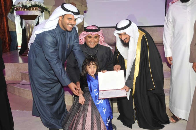 فريد عمادي وشافي الهاجري خلال تكريم احدى الفائزات ﻿