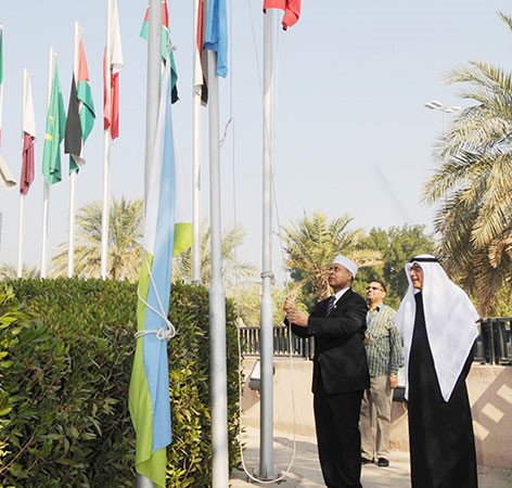 السفير الصومالي خلال رفع علم بلاده