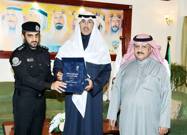 الشيخ فواز الخالد يتسلم رسالة النقيب هايف الحويلة بحضور مختار الرقة ﻿