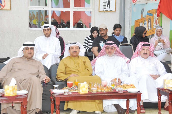 عبدالعزيز الكندري متوسطا الحضور 		محمد هاشم﻿