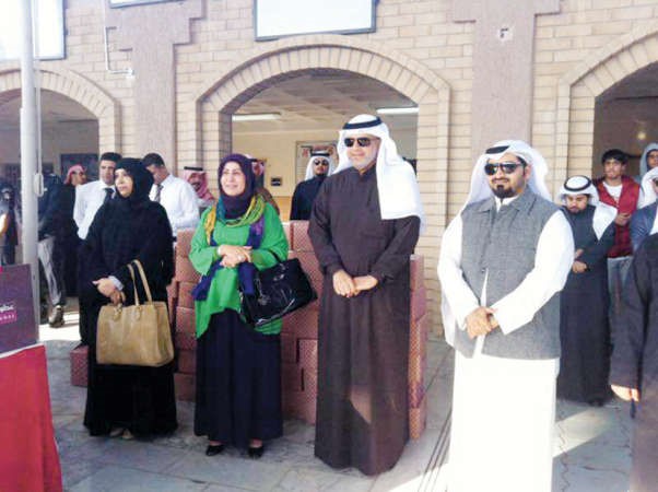 فاطمة الكندري متوسطة ادارة مدرسة ثانوية عروة بن الزبير خلال الاحتفال ﻿