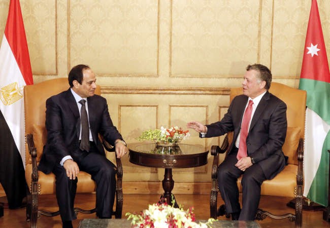 العاهل الاردني الملك عبدالله الثاني مرحبا بالرئيس المصري عبد الفتاح السيسي في القصر الملكي في عمان امس افپ