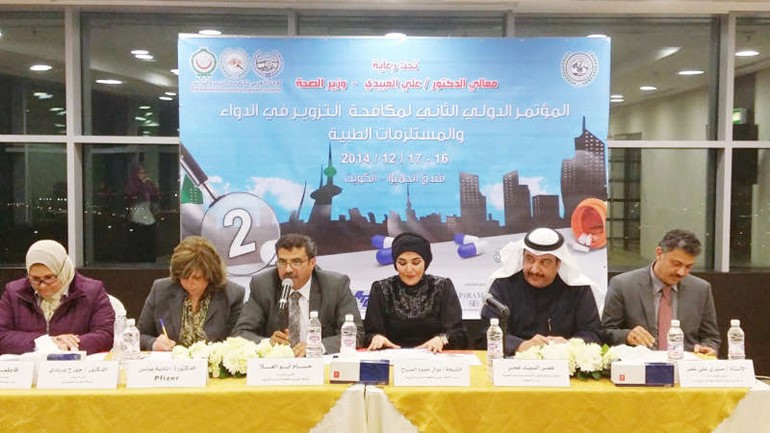 الشيخة نوال الصباح تتوسط د عمر السيد عمر وحسام ابو العلا مع نادية يونس وفاطمة سعيد وصبري عمر﻿