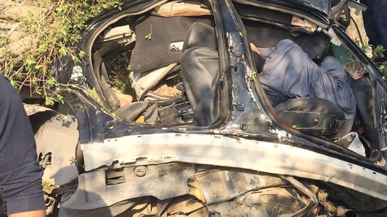 احد المتوفين وتبدو جثته في المركبة المهشمة ﻿