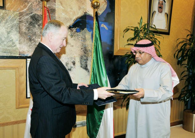 الشيخ خالد الجراح يتبادل مع وزير الدفاع الكندي الاتفاقية﻿