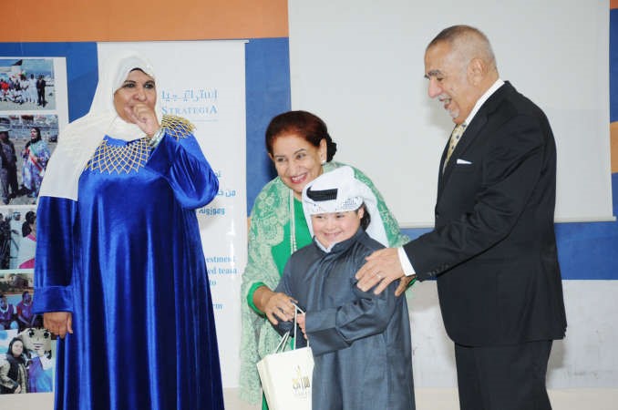 الشيخة شيخة العبد الله خلال تكريم احد المشاركين بحضور د عبدالرحمن العوضي