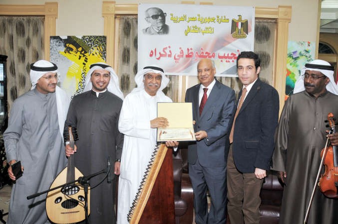 السفير عبدالكريم سليمان مكرما اعضاء الفرقة الفنية﻿