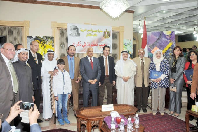 السفير عبدالكريم سليمان وعدد من المشاركين في الامسية﻿
