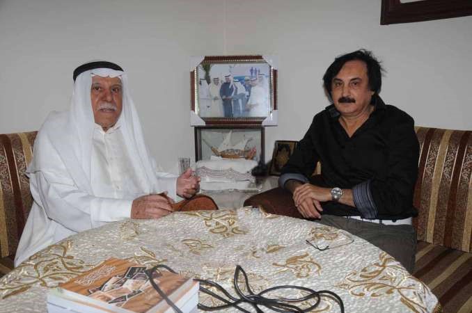 عبدالعزيز ارتي خلال اللقاء مع الزميل منصور الهاجريمحمد خلوصي﻿