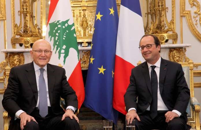 الرئيس الفرنسي فرانسوا هولاند مستقبلا رئيس الحكومة اللبنانية تمام سلام في قصر الايليزيه محمود الطويل