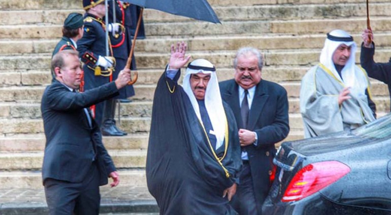 سمو الشيخ ناصر المحمد خلال مشاركته في مراسم التشييع ﻿