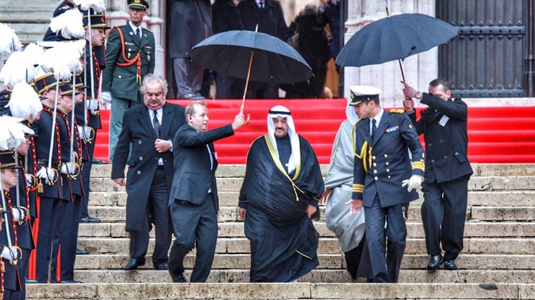 ممثل صاحب السمو الامير والسفير ضرار رزوقي خلال مراسم تشييع الملكة فابيولا ارملة الملك بودوان ملك مملكة بلجيكا الاسبق﻿