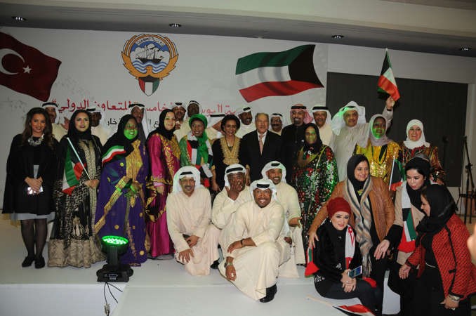 الشيخة فريحة الاحمد والسفير الذويخ خلال الليلة التي نظمتها وزارة الاعلام على هامش الانشطة المصاحبة لقمة البوسفور ﻿