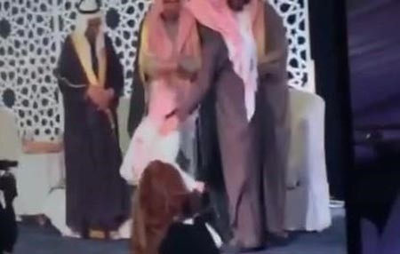 بالفيديو.. شاب سعودي يقبل قدمي أبيه خلال تسلمه جائزة "صوت بيشة" وسط إعجاب المحافظ