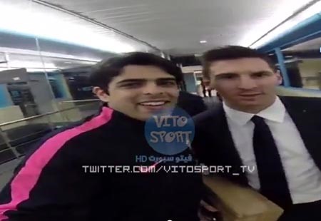 بالفيديو.. شاب كويتي يثير غيرة عشاق برشلونة بالتقاطه صور سيلفي مع أبرز نجومه