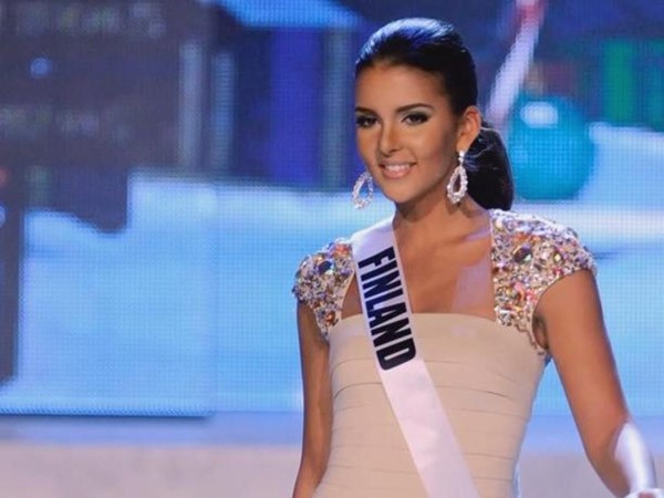 بالصور والفيديو.. ملكة جمال" فنلندا المغربية" تلعب" البوكر" و تخدع مقامراً بمليون دولار بلاس فيغاس