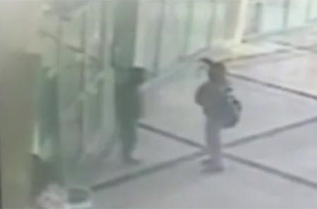 بالفيديو.. طفلان يقتحمان مصرفاً حاملين "إم 16".. وحقيبة مدرسية