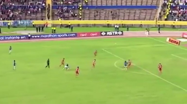 بالفيديو.. لاعب مغمور يخطف الأضواء بـ"هدف أكروباتي"! 