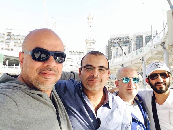 بالصور.. أول ظهور لأحمد حلمي في العمرة