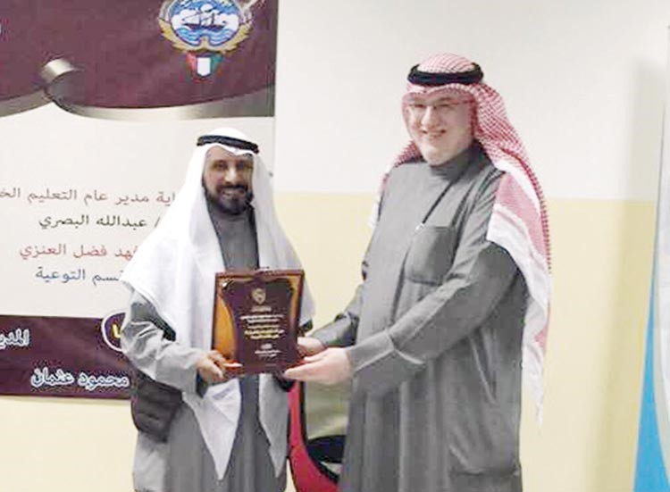 جمال السويفان يكرم احد المحاضرين
