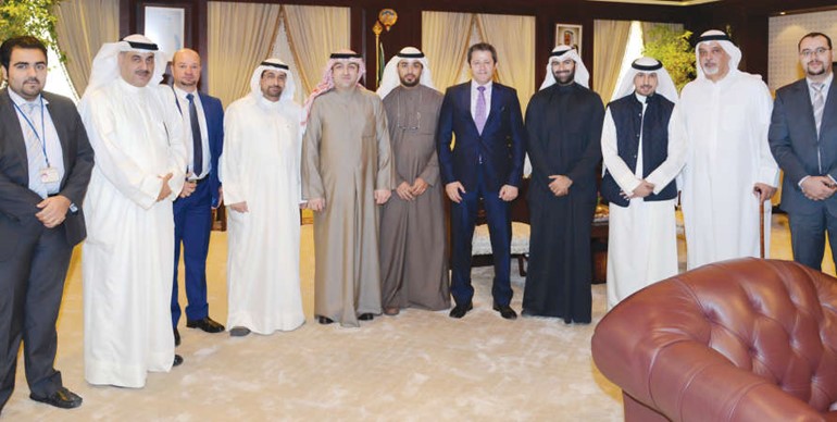 وزير الاسكان ياسر ابل في لقطة جماعية مع بعض المشاركين في المعرض
