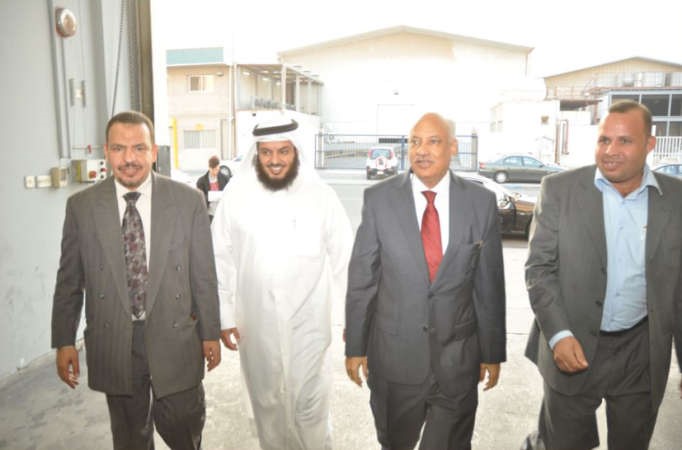 السفير عبد الكريم سليمان وجابر الوندة في موقع التسليم بشركة DHL﻿
