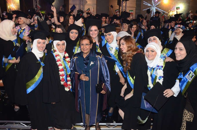 دموضي الحمود تتوسط عددا من الخريجين