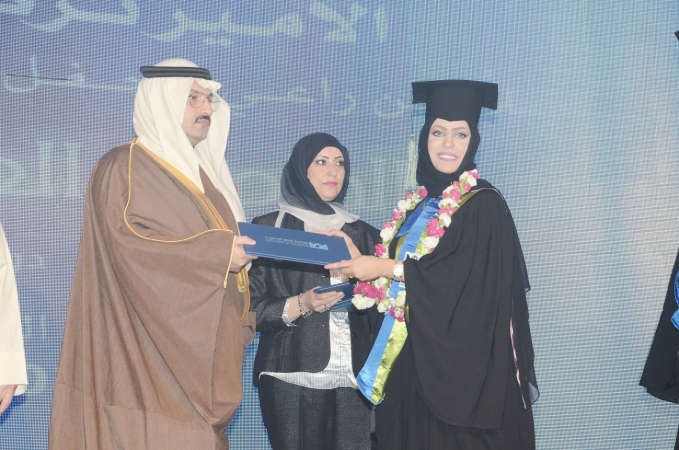 صاحب السمو الملكي الامير تركي مكرما احدى الخريجات
