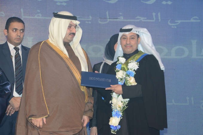 الامير تركي يكرم احد الخريجين