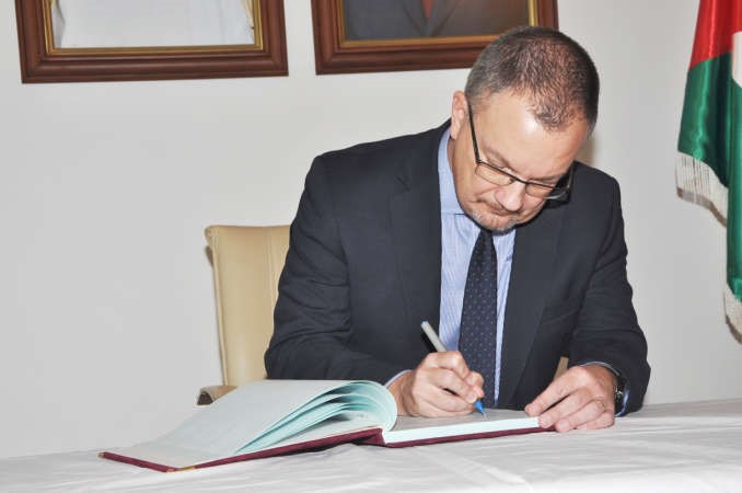 السفير البريطاني ماثيو لودج يسجل كلمة في سجل التعازي 