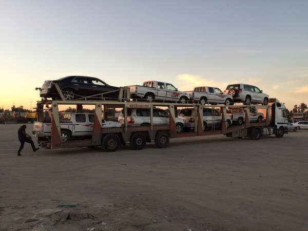 المركبات المخالفة في طريقها الى كراچ الحجز