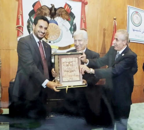  رئيس الوزراء الاردني عبدالله النسور مكرما دمحمد المطيري 