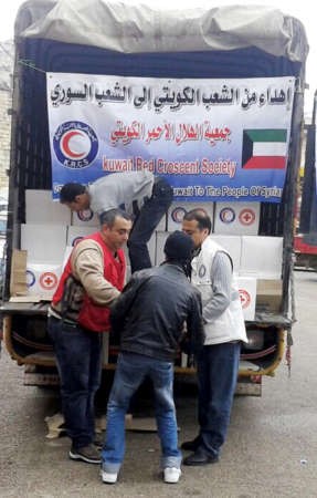 جمعية الهلال الاحمر الكويتي خلال توزيع مساعدات غذائية وبطانيات على نحو 250 اسرة سورية نازحة في منطقة حاصبيا جنوب لبنان ﻿