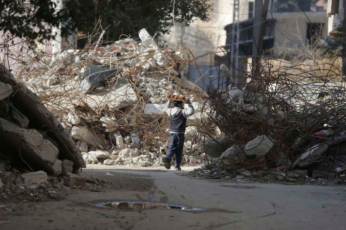 طفل يبيع الحلويات وسط الابنية المدمرة في دوما بالغوطة الشرقيةرويترز 