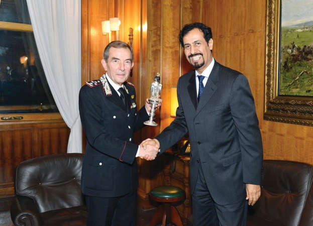 الشيخ علي الخالد يهدي الجنرال ليوناردو غالليتيللي تمثالا للصقر العربي 