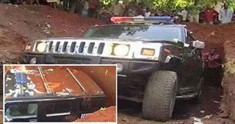 صورة: ملياردير نيجيري يدفن والدته في سيارة همر