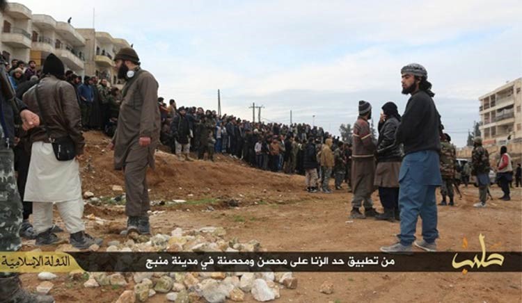 بالصور.. داعش يرجم زوجين حتى الموت بريف حلب