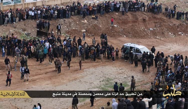 بالصور.. داعش يرجم زوجين حتى الموت بريف حلب