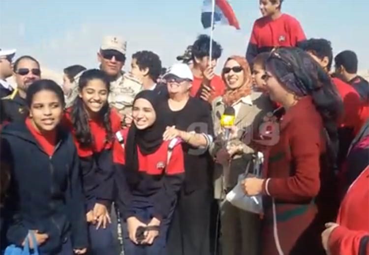 بالفيديو.. أول ظهور لشقيقة الرئيس المصري تغني "تسلم الأيادي" وتشكر الشعب المصري