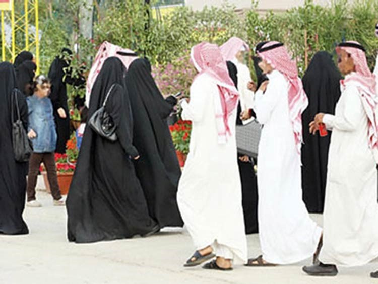 متحرشان يوجهان ضربة ساطور قاتلة لسعودي بعد أن احتمت به فتاتين
